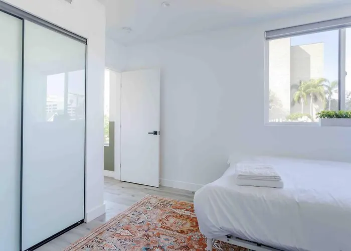 Hollywood Art House With Bright Sunlight