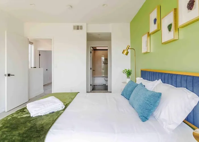 Hollywood Art House With Bright Sunlight