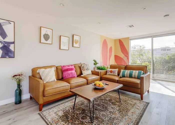 Hollywood Art House With Bright Sunlight